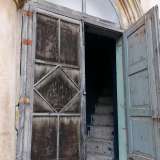 Infine da una porticina accediamo alla loggia esterna che, attraverso un�altra porta malandata e una scala, conduce alla vecchia sala proiezione, situata nella zona retrostante il finestrone centrale